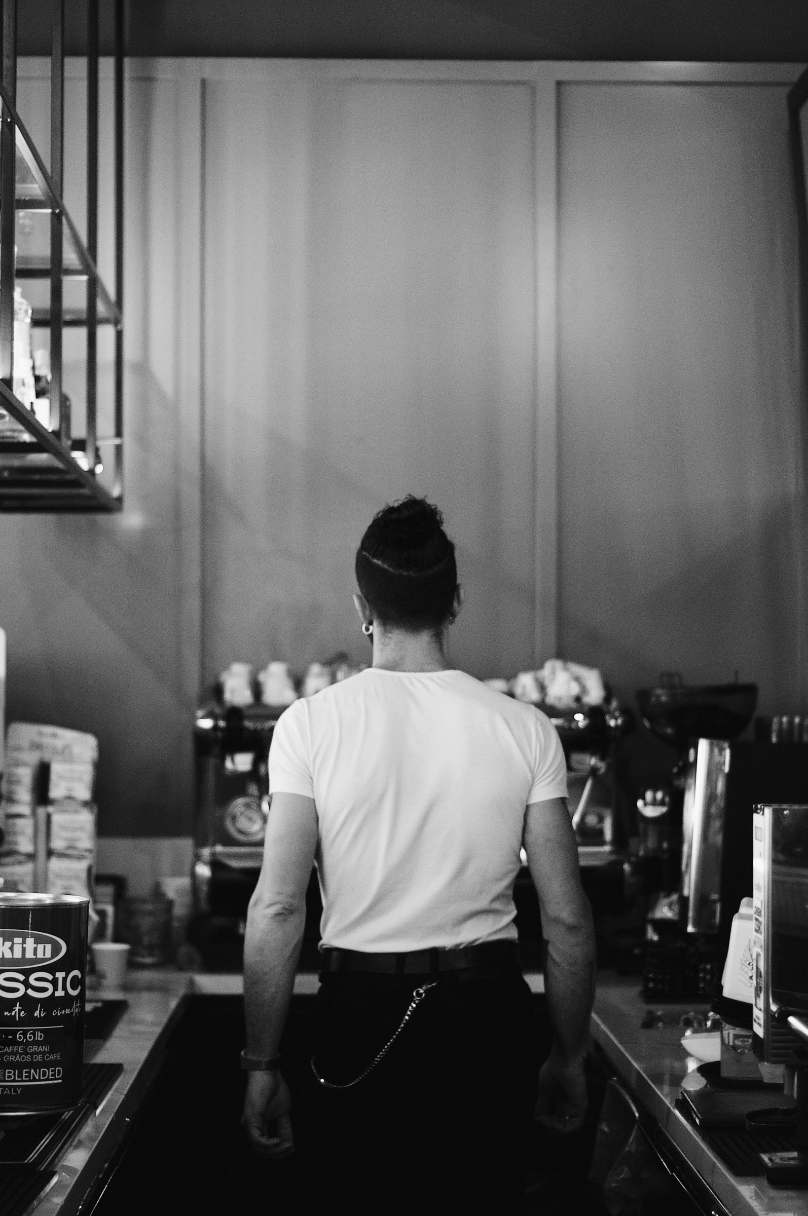 Barista von hinten an der Espressomaschine, Schwarzweißfoto